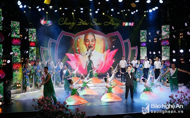 同塔省和义安省举行“同一朵红莲”艺术晚会纪念胡志明主席诞辰128周年