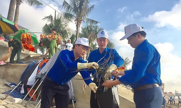 近500名青年团员参加“绿色越南海洋”活动