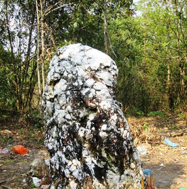 莱州省边境地区哈尼族的圣石——白石老人