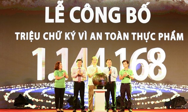 越南工贸部举行食品安全百万签名发布仪式