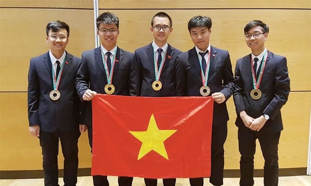 越南队在2018国际物理学和化学奥林匹克竞赛中成绩优异