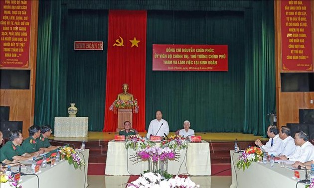 越南政府总理阮春福与平福省领导人举行工作座谈会