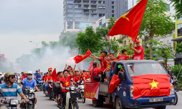 越南全国球迷热情鼓励国奥队 