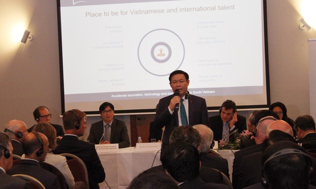  越南政府副总理王庭惠与技术和金融领域的多个集团进行对话