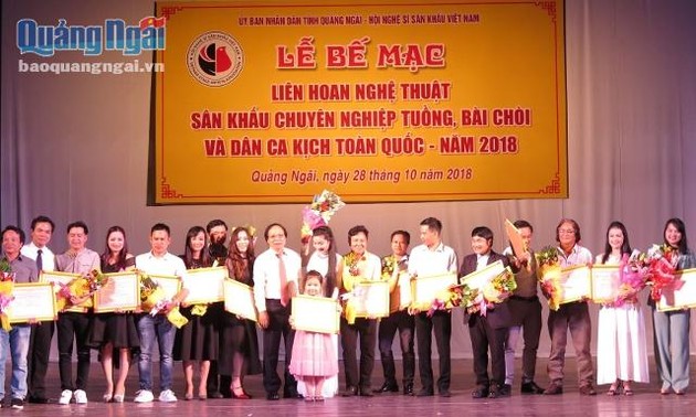 越南全国专业从剧、发牌唱曲及民间歌剧艺术比赛颁奖仪式举行
