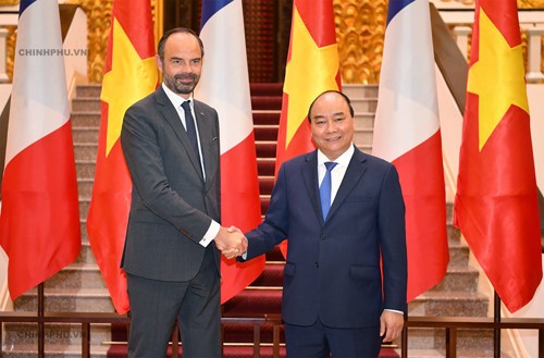 法国总理菲利普圆满结束对越南的正式访问