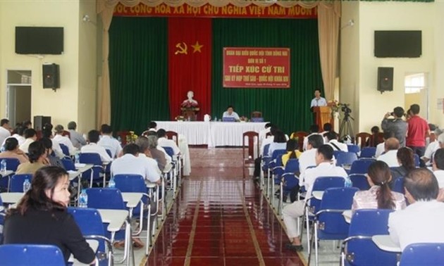 越南党、国家领导人与选民进行接触：发展经济与保障社会民生不可分割