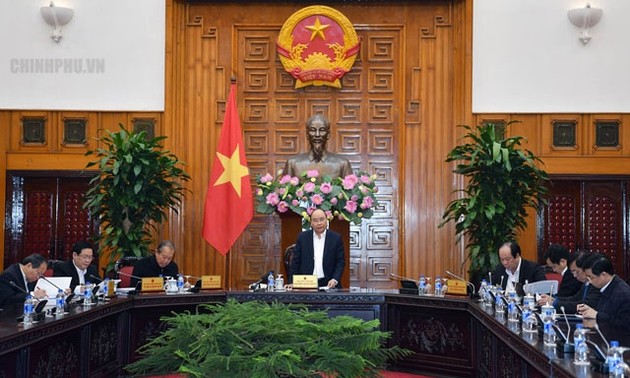 阮春福主持政府常务委员会会议  讨论越共13大经济社会小组工作