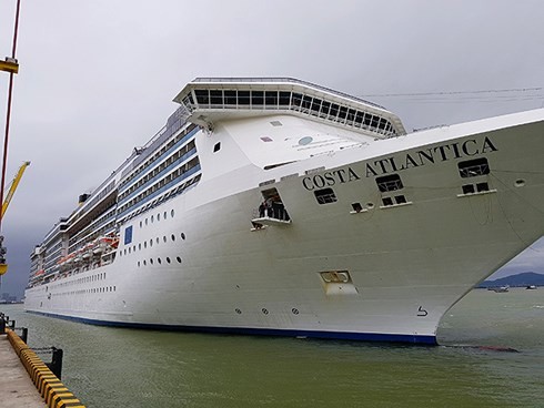 两艘游轮搭载2500名国际游客“冲门”岘港