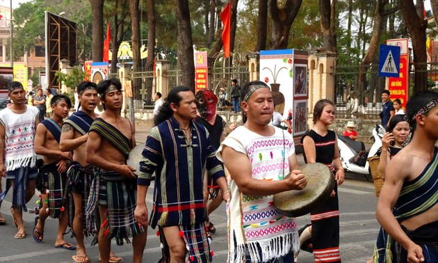 多农省“土锦之路”狂欢节吸引2000名艺人和演员参加