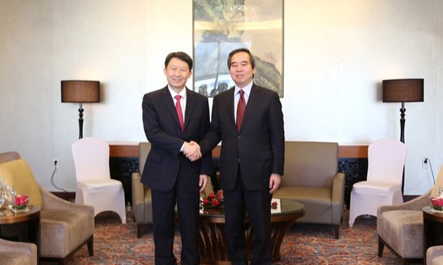 越共中央经济部部长阮文平会见中国国务院发展研究中心代表团