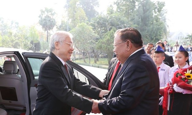 阮富仲与老挝人民革命党中央总书记、国家主席本扬•沃拉吉举行会谈