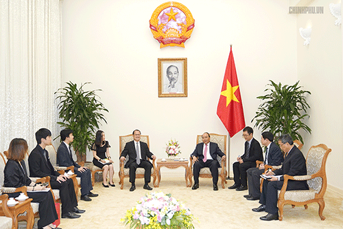 阮春福会见香港-越南商会会长、保加利亚和乌拉圭驻越大使