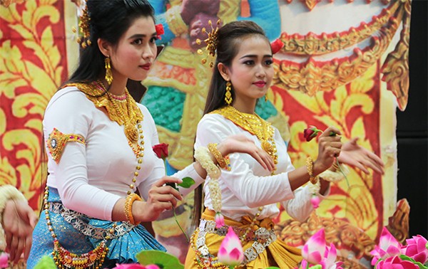 1000多名高棉族大学生喜迎传统新年