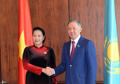 越南国会主席阮氏金银会见哈萨克斯坦下院议长努尔兰·尼格马图林