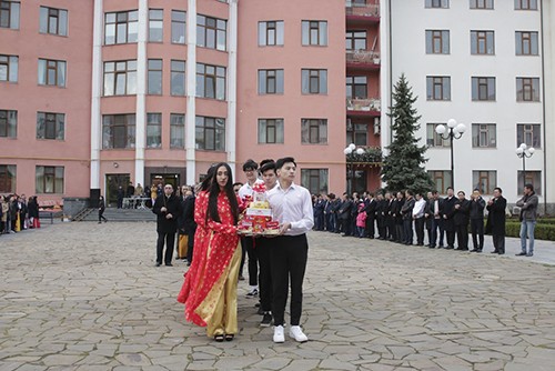 旅外越南人举行雄王祭祖活动