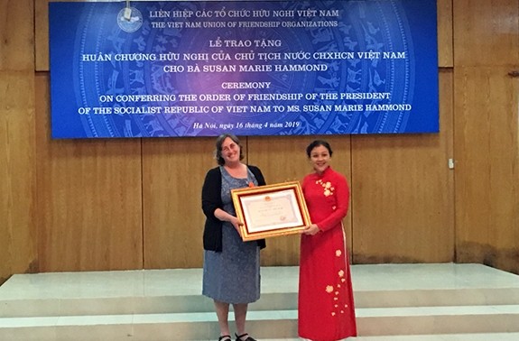 向积极援助越南橙剂受害者的一名美国妇女颁发友谊勋章