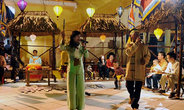 越南中部发牌唱曲艺术获颁人类非物质文化遗产代表作证书