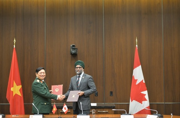 国防合作有助于丰富越南-加拿大全面伙伴关系