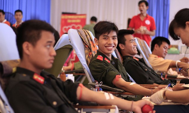 全国多地居民积极参加人道志愿献血活动
