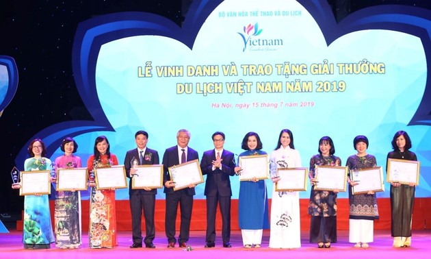 政府副总理武德担出席旅游企业表彰会暨2019年越南旅游颁奖仪式