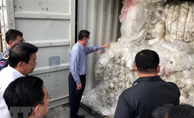 柬埔寨将83个塑料垃圾集装箱送回美国和加拿大