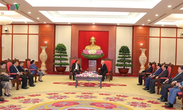 阮富仲会见老挝人民革命党中央总书记、国家主席本扬·沃拉吉