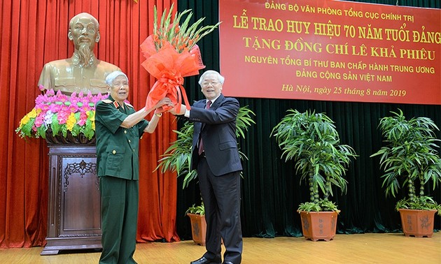 阮富仲向原越共中央总书记黎可漂授予70年党龄纪念章