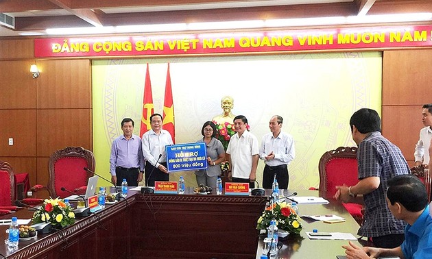 越南祖国阵线中央委员会帮助灾民