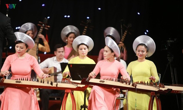适值越南音乐日 “秋天思念胡伯伯”艺术晚会在河内举行
