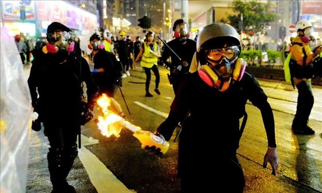 中国香港特区政府对示威者的违法行为予以强烈谴责