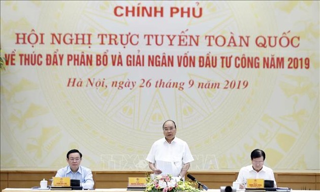 阮春福总理主持2019年促进公共投资分配和资金到位全国视频会议
