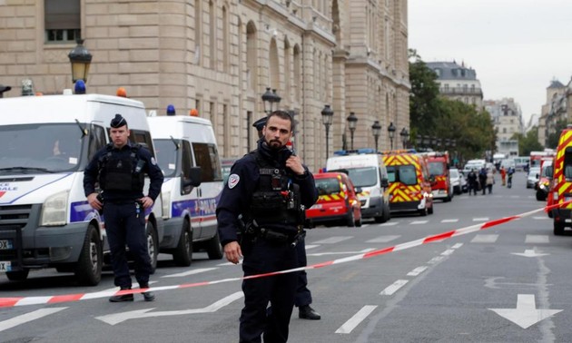 巴黎警察刀击案：袭击者受极端思想影响