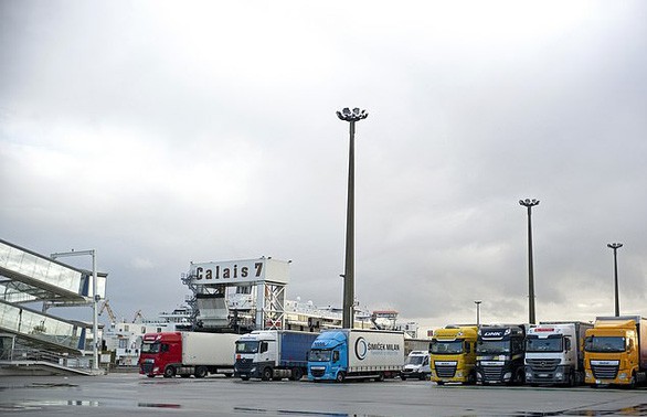 法国港口再发现8人藏冷藏货车 包括4名孩童