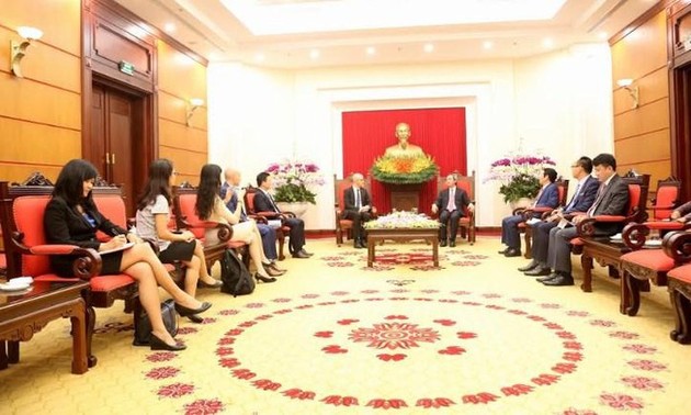 越共中央经济部部长阮文平会见脸书亚太区公共政策副总裁西蒙•米尔纳