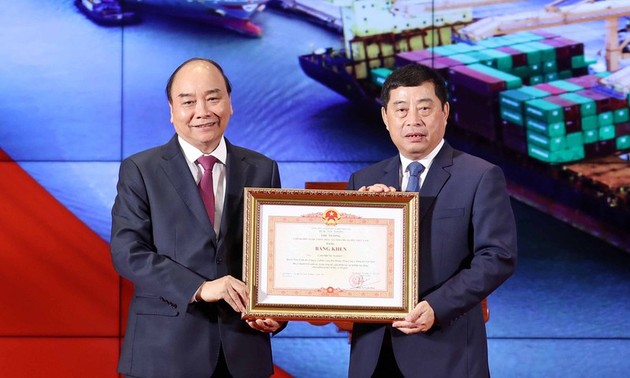 阮春福出席海防港工人传统日90周年纪念仪式