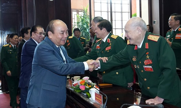 阮春福出席越南退伍军人协会成立30周年纪念仪式