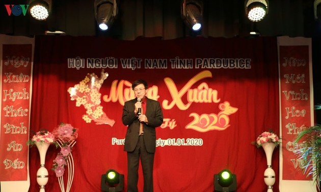 捷克帕尔杜比采省越南人协会举行2020年迎春活动