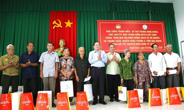 越南祖国阵线中央委员会主席陈青敏走访后江省并赠送年礼