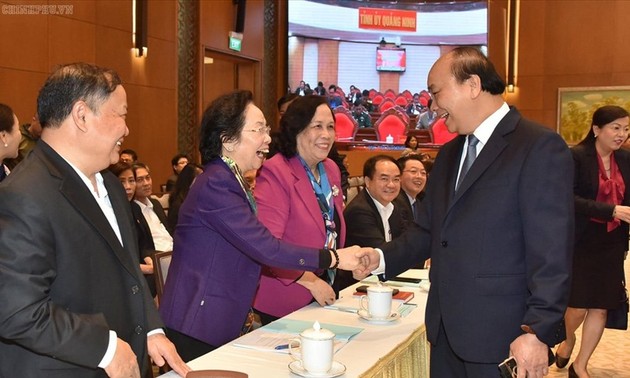 越南政府总理阮春福出席2019政府民运年总结会议 