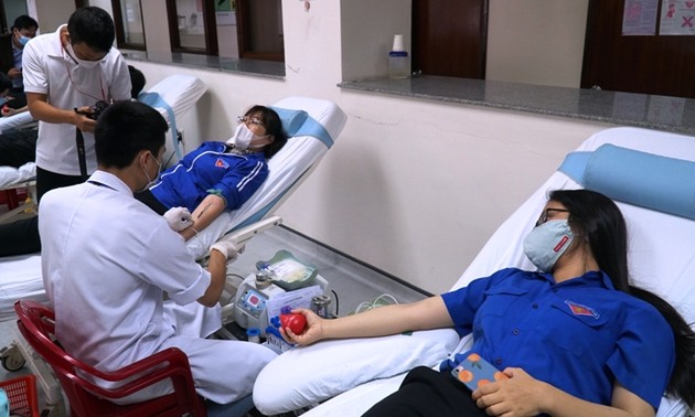 疫情中各地青年积极参加无偿献血活动