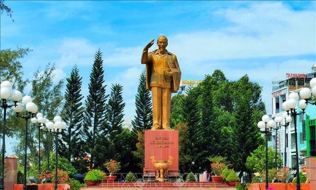 胡志明主席诞辰130周年：芹苴市宁桥滩上的胡志明主席塑像
