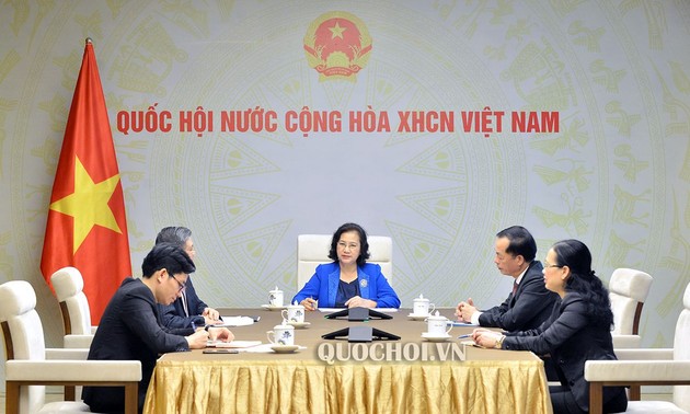 越南国会主席阮氏金银与老挝国会主席巴尼通电话