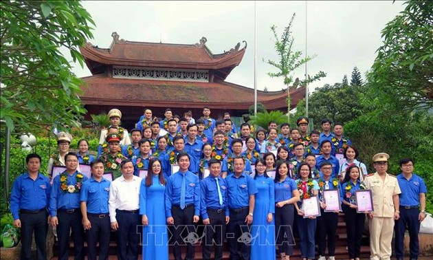 越南各地纷纷举行活动纪念胡志明主席诞辰130周年