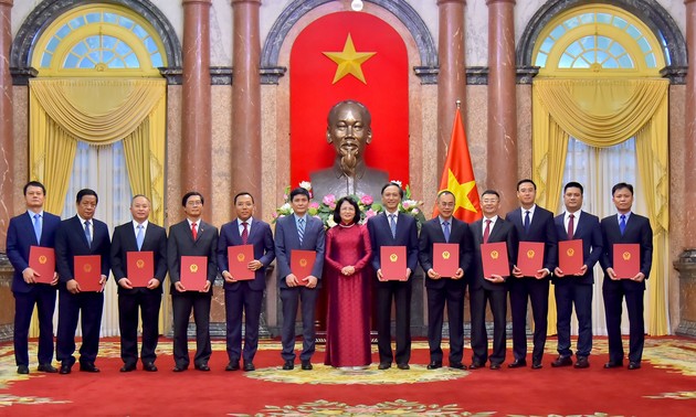 越南国家副主席邓氏玉盛向十二位驻外大使颁发任命书