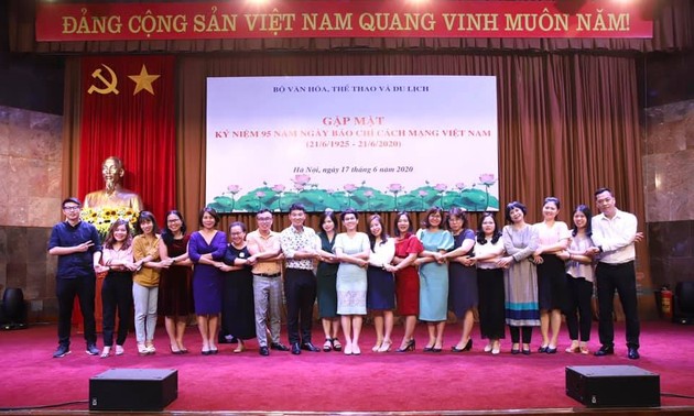 越南文化体育和旅游部会见并表彰老新闻工作者