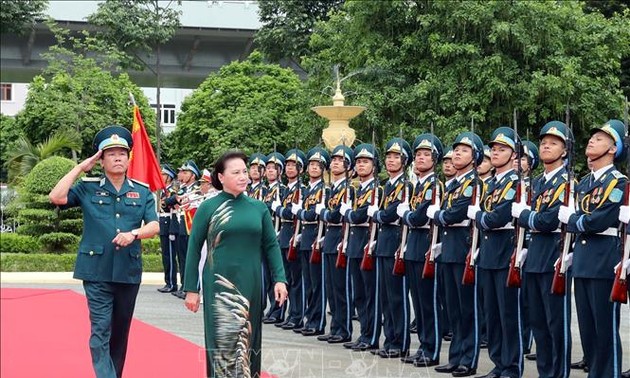 越南国会主席阮氏金银视察防空空军部队