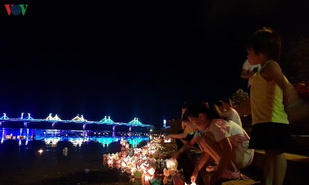 在石汗江举行花灯放流 向英雄烈士表达感恩