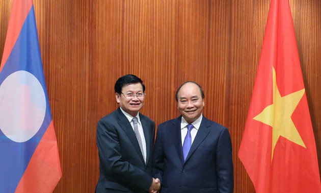 越南政府总理阮春福与老挝政府总理通伦举行会谈