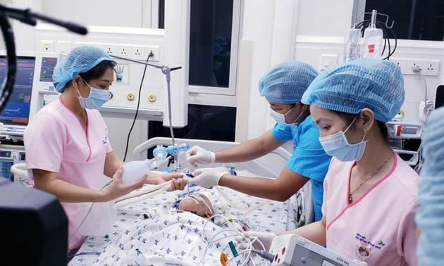 越南政府总理阮春福祝贺连体双胞胎分离手术取得成功